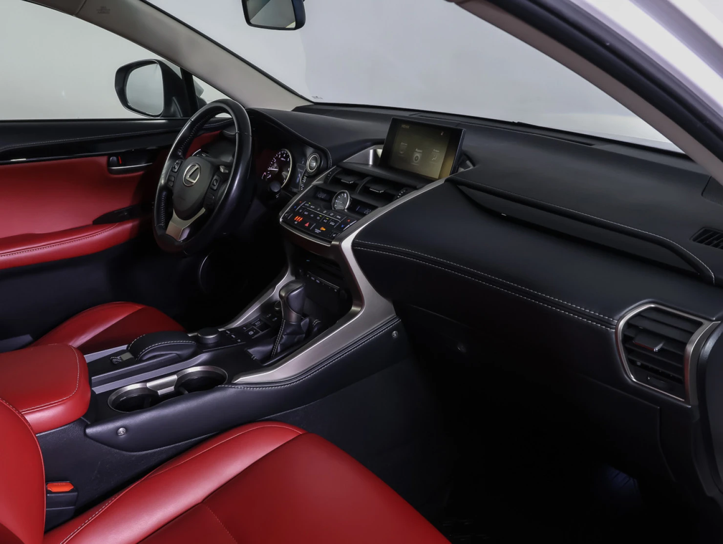 Lexus NX, 2016
