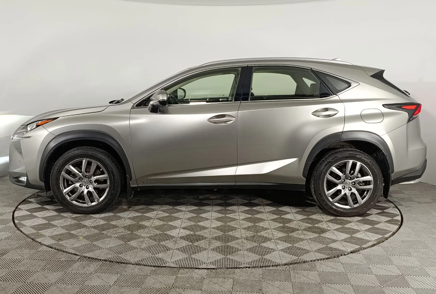 Lexus NX, 2015