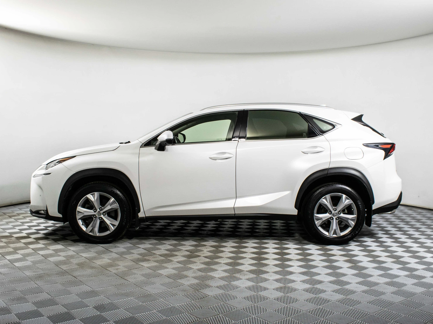 Lexus NX, 2016