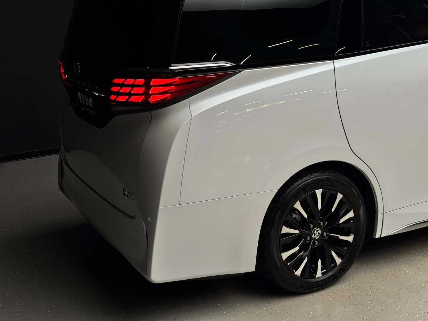 Toyota Alphard, 2024