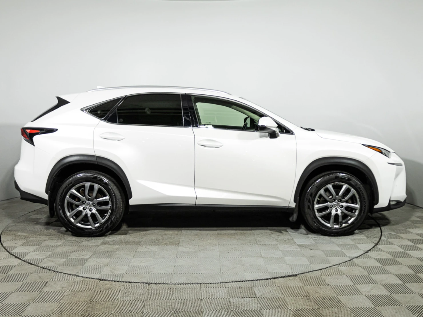 Lexus NX, 2016