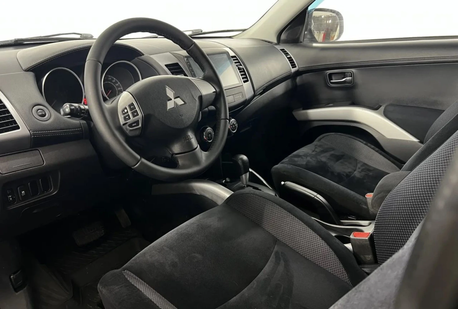 Mitsubishi OUTLANDER, 2012