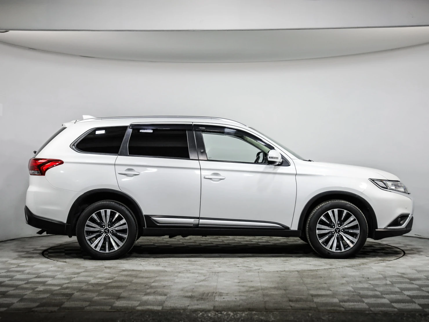Mitsubishi OUTLANDER, 2020