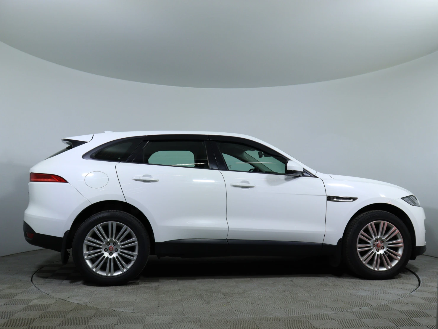Jaguar F-PACE, 2016