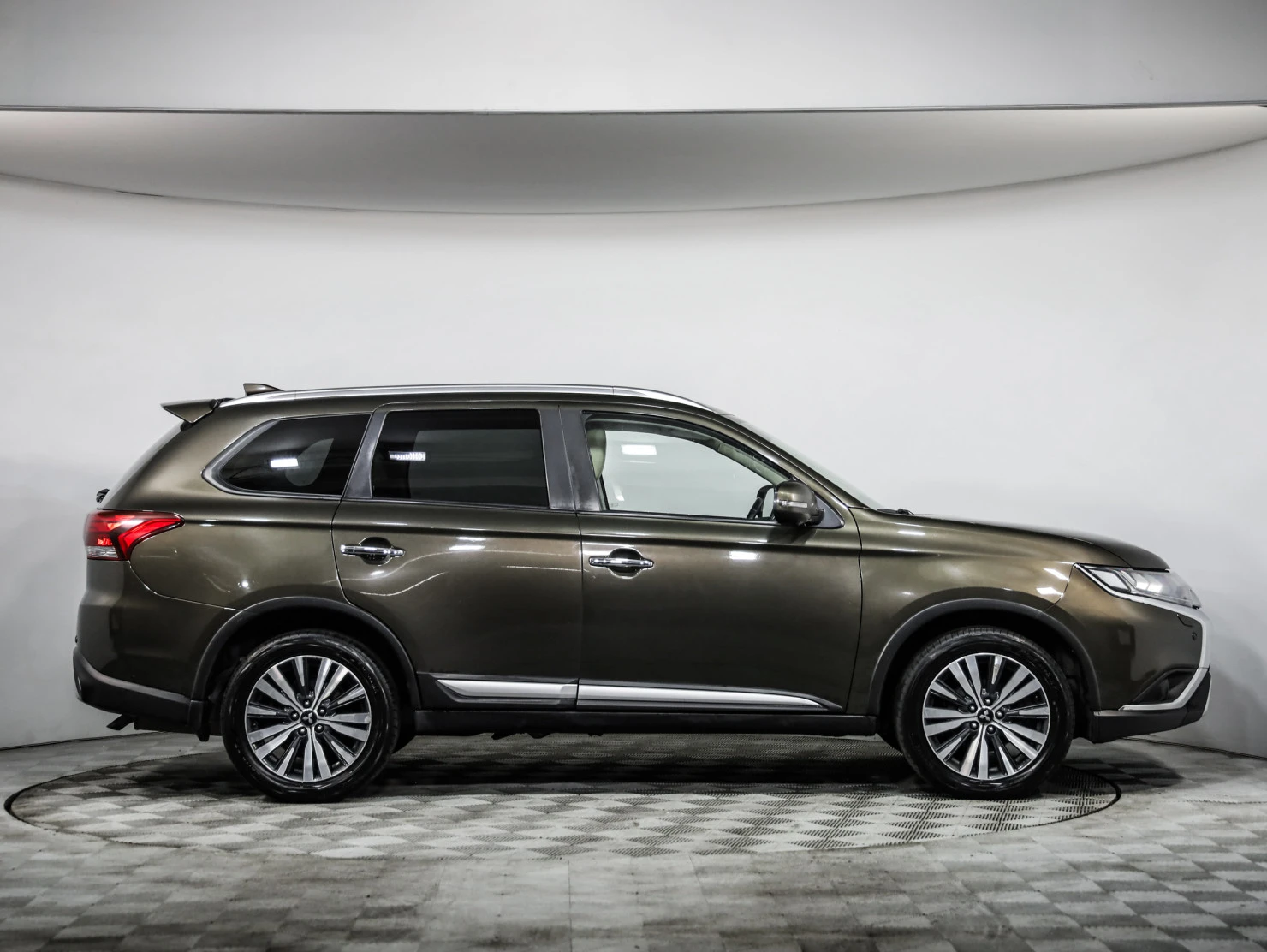 Mitsubishi OUTLANDER, 2020