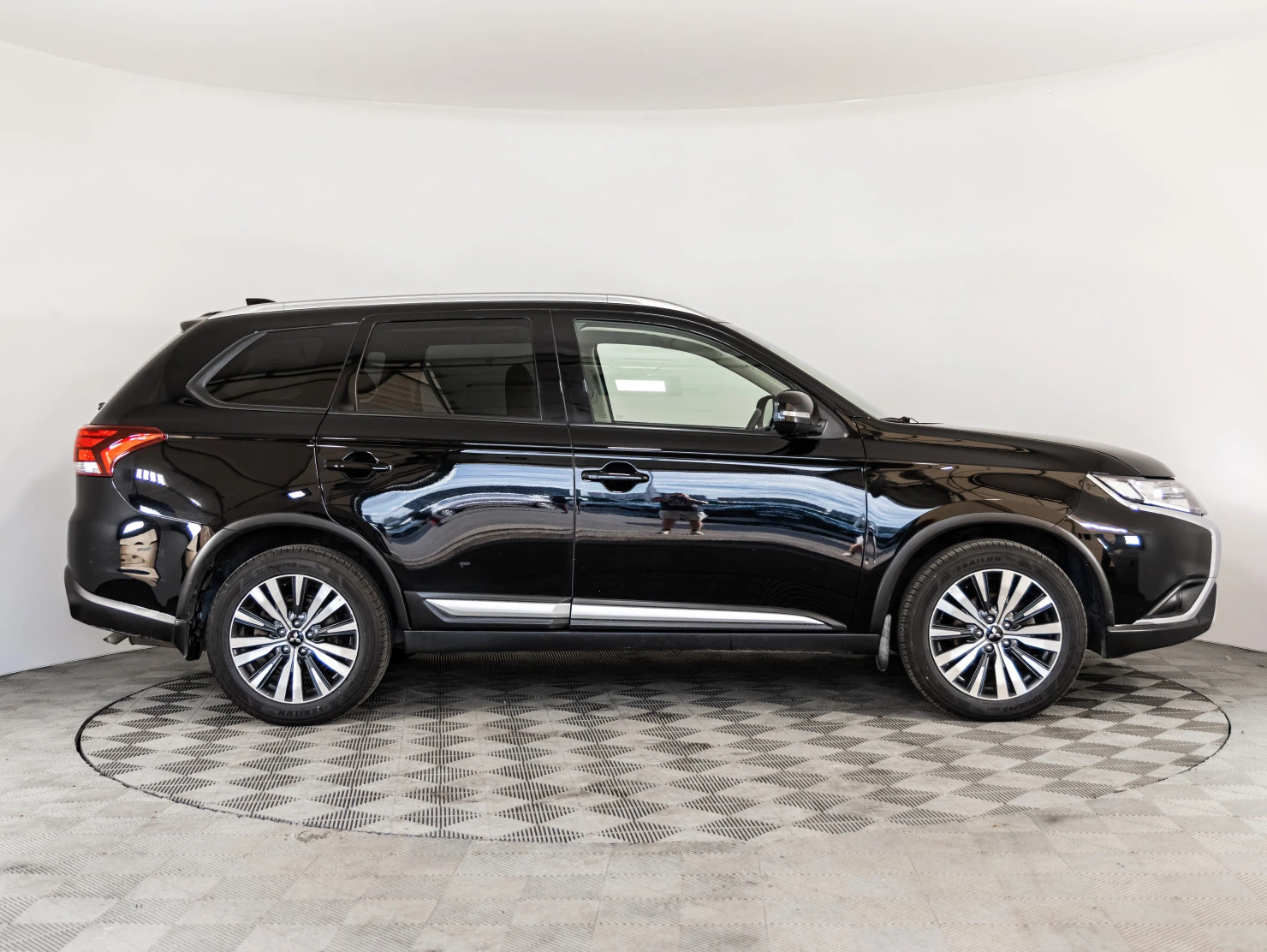 Mitsubishi OUTLANDER, 2020
