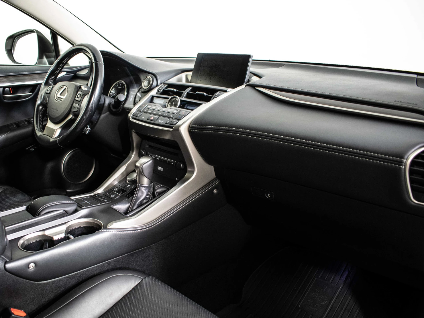 Lexus NX, 2016