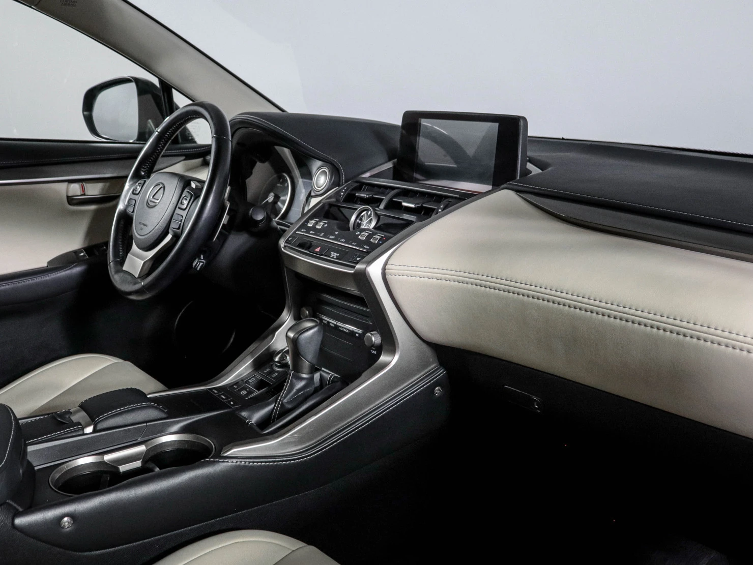 Lexus NX, 2020