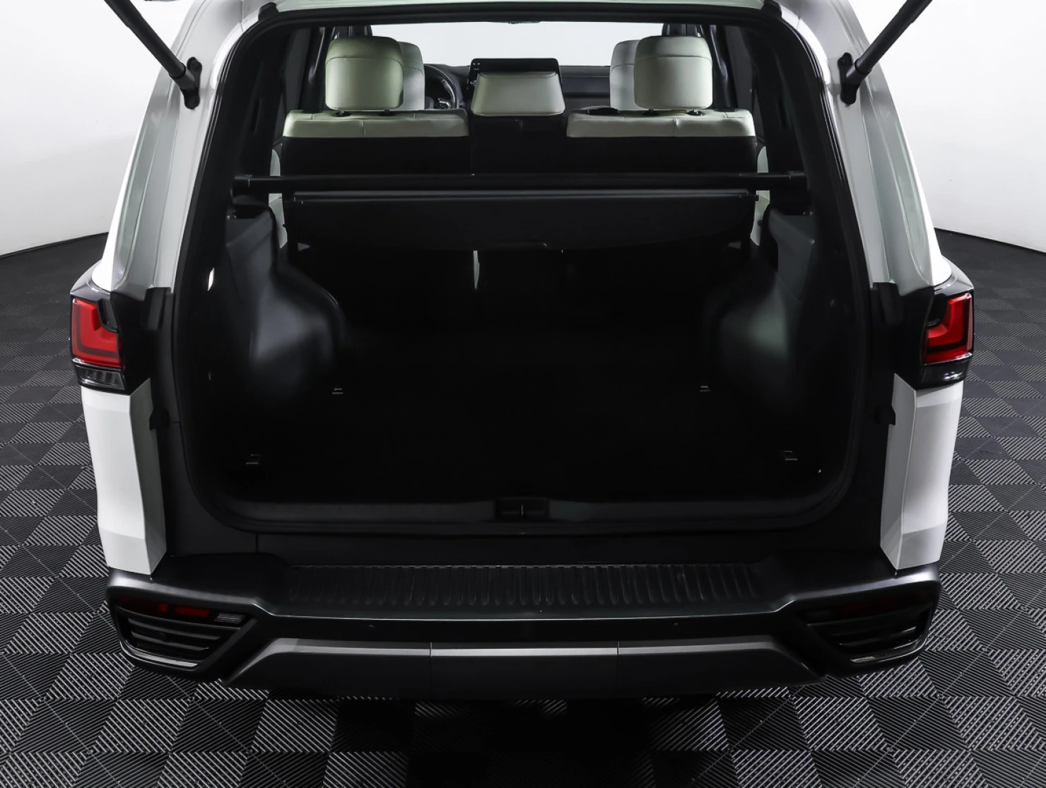 Lexus LX, 2022