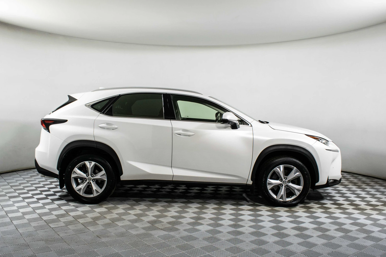 Lexus NX, 2016