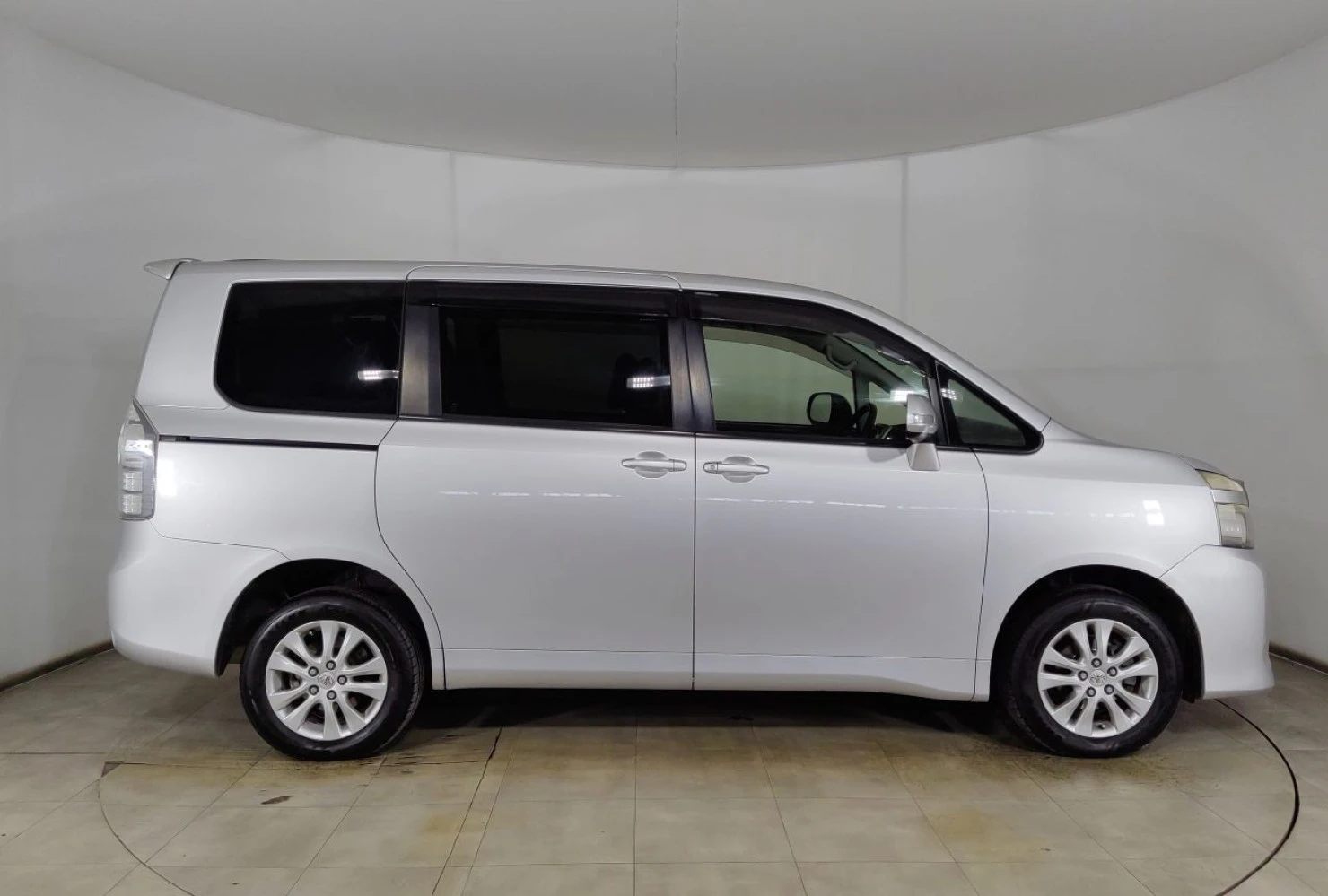 Toyota Voxy, 2012