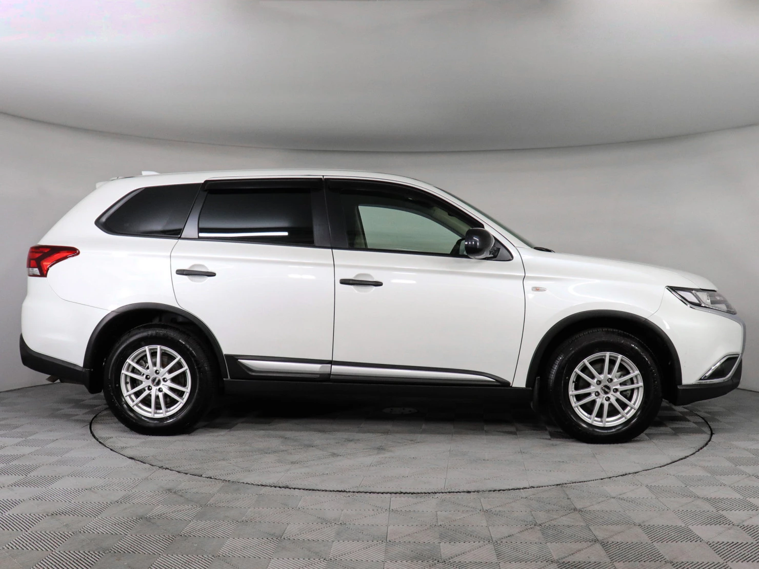 Mitsubishi OUTLANDER, 2020