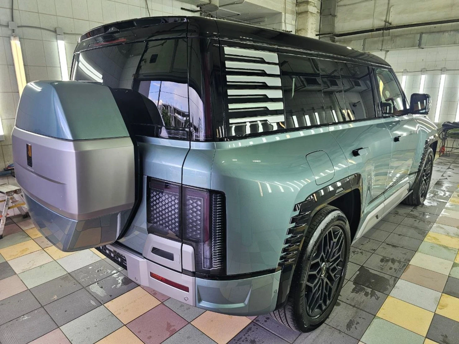 BYD Yangwang U8, 2024