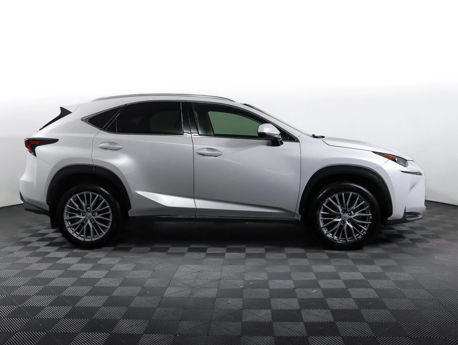 Lexus NX, 2016