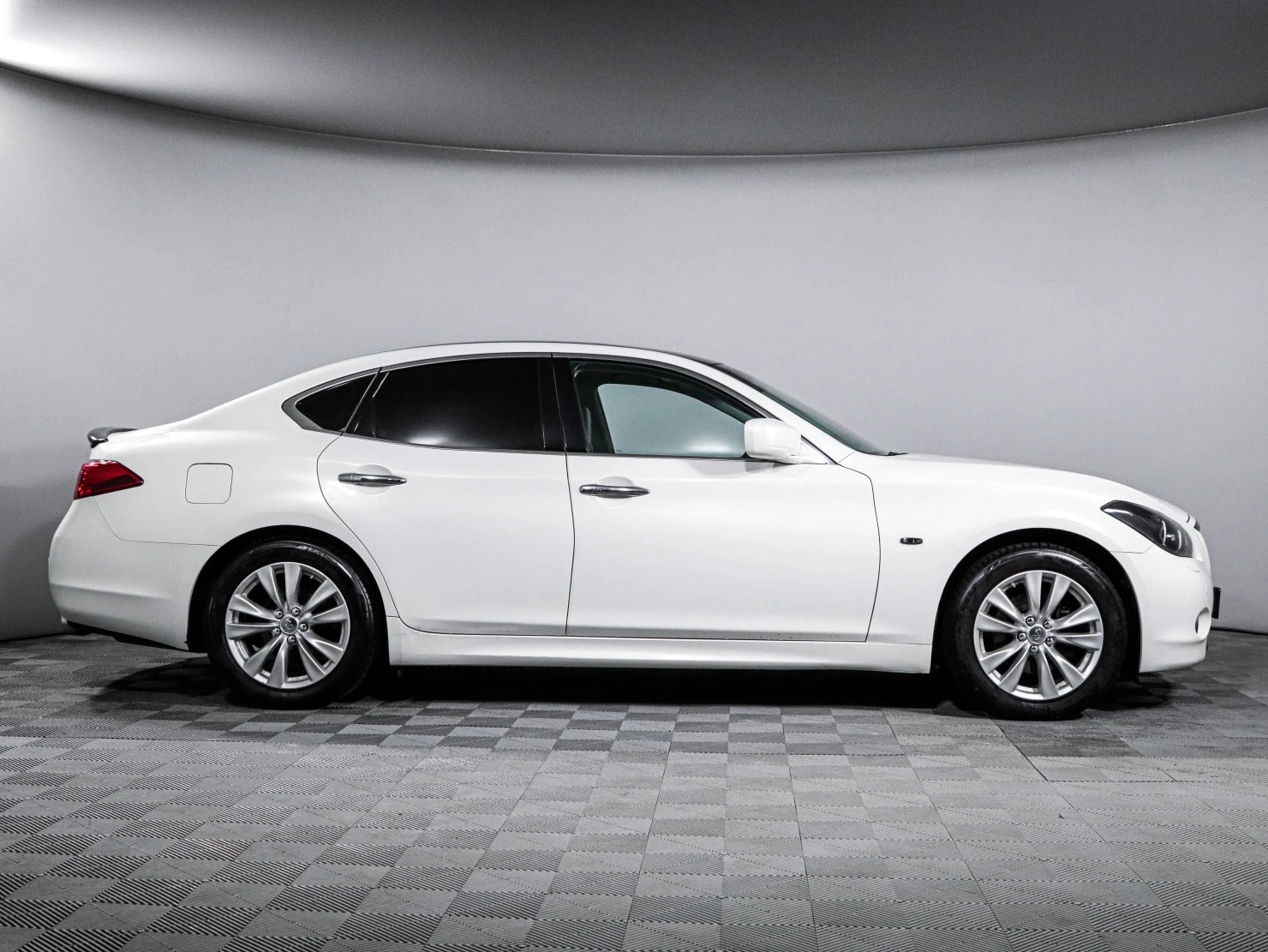 Infiniti M, 2010