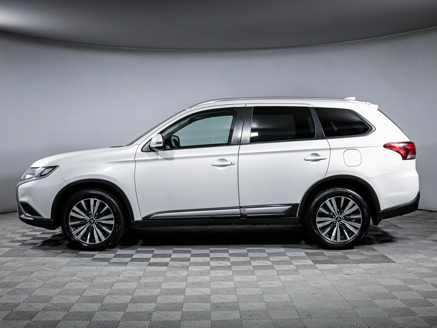 Mitsubishi OUTLANDER, 2020