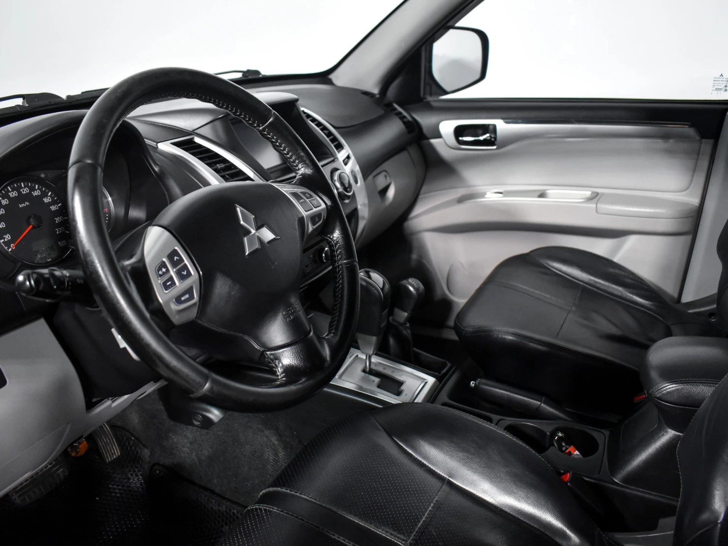 Mitsubishi PAJERO SPORT, 2014