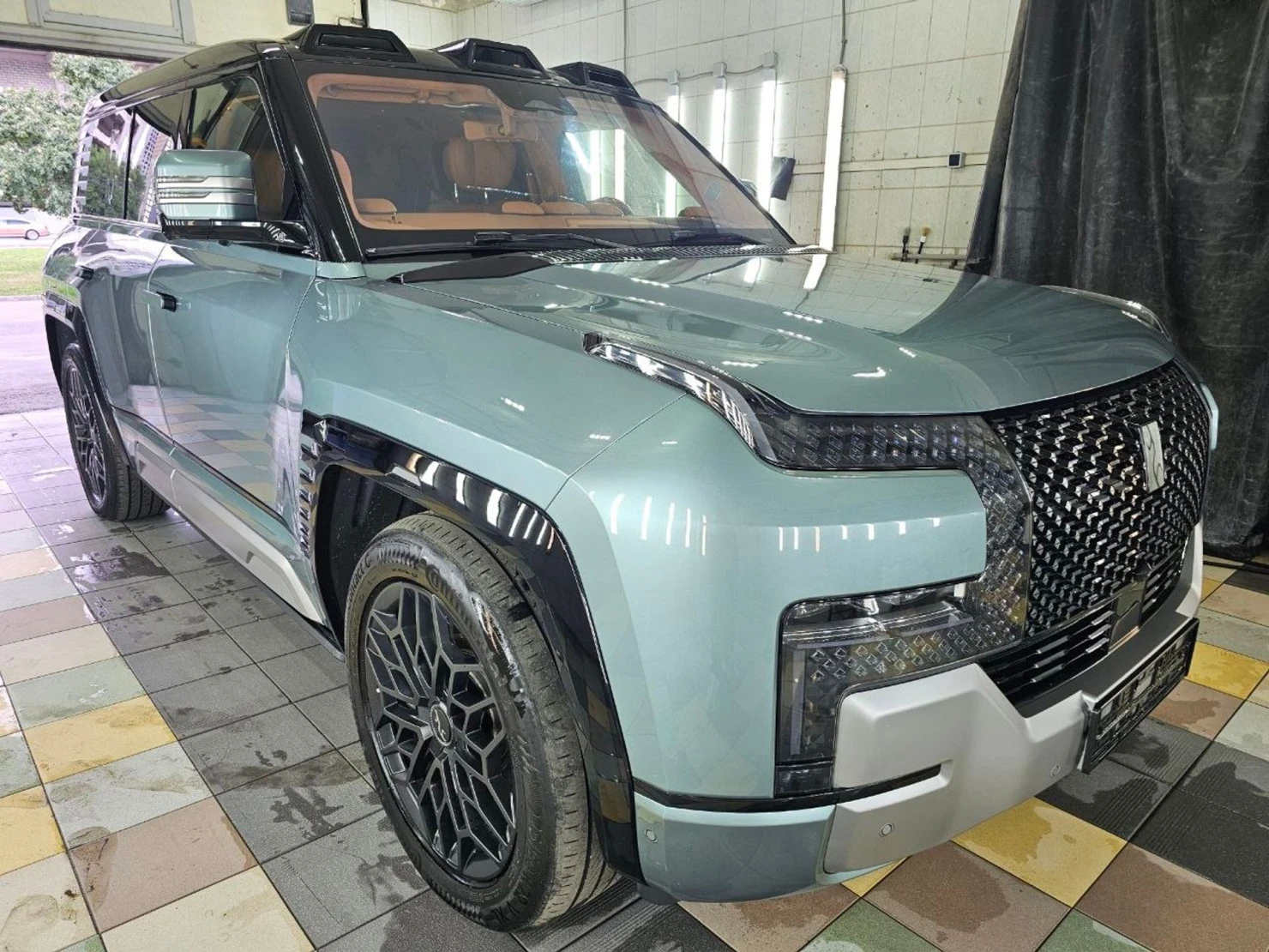 BYD Yangwang U8, 2024