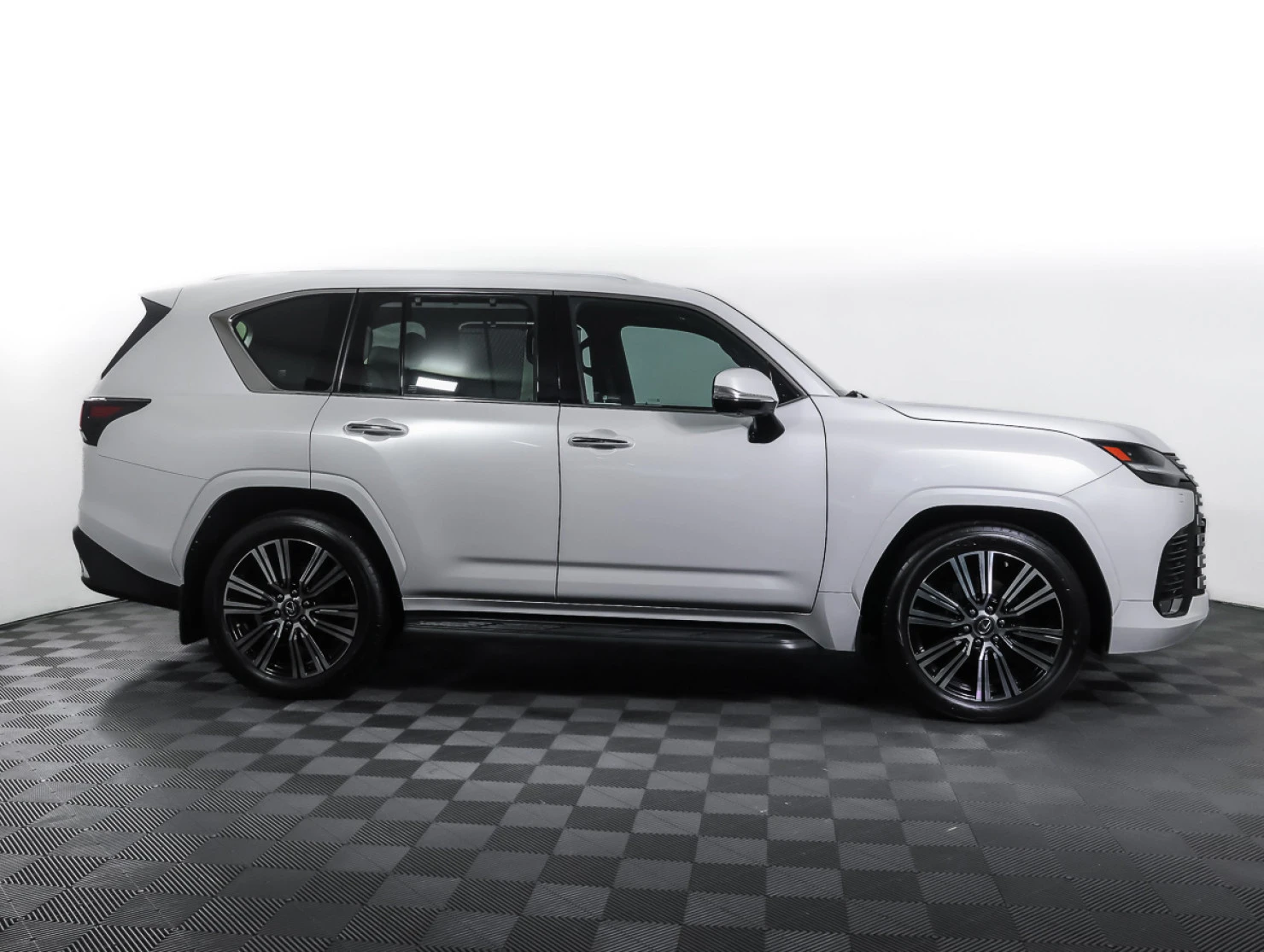 Lexus LX, 2022