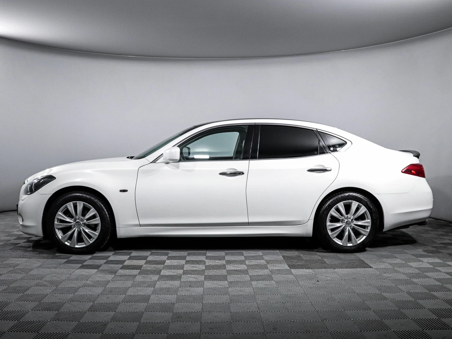 Infiniti M, 2010