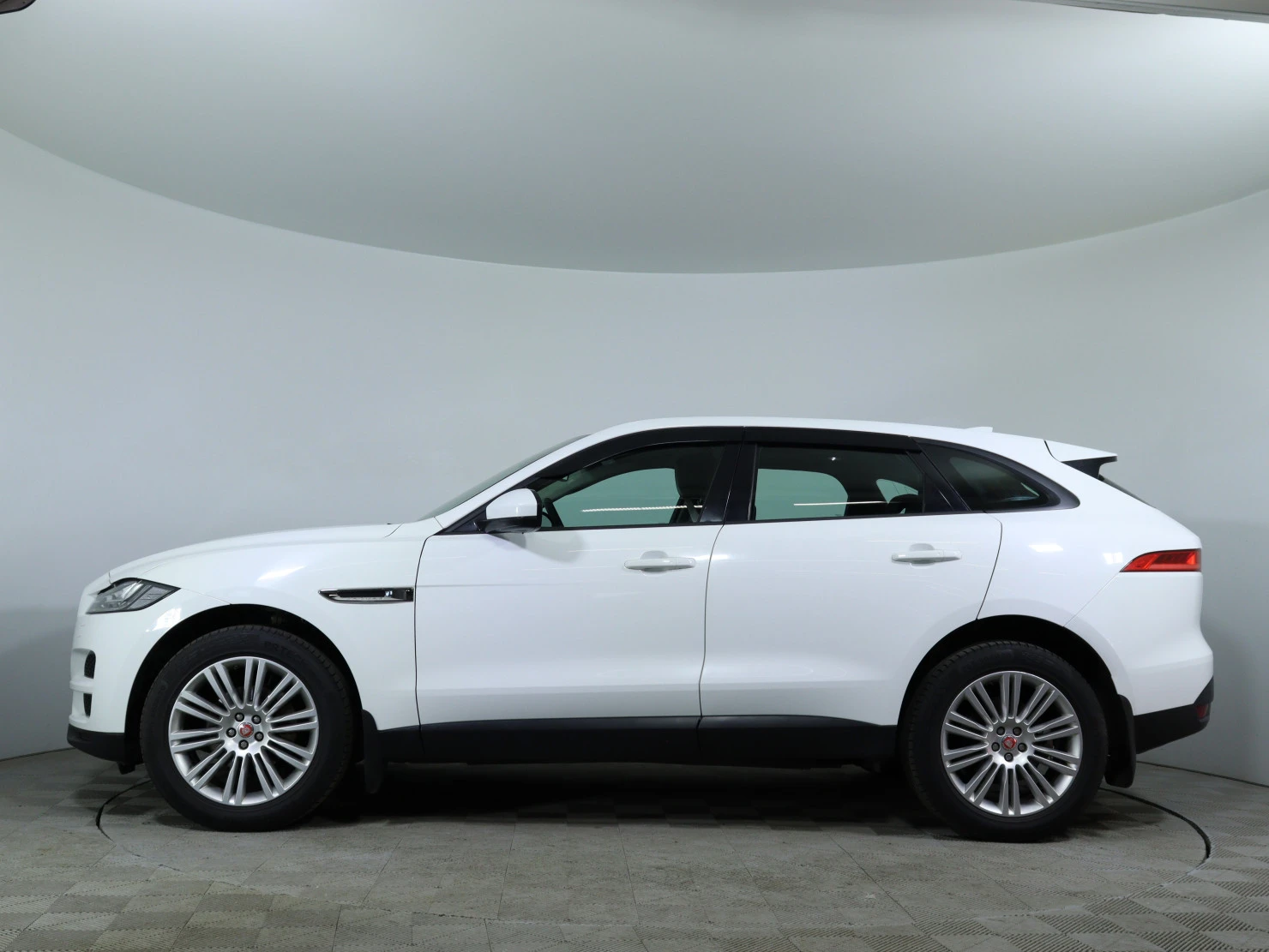 Jaguar F-PACE, 2016