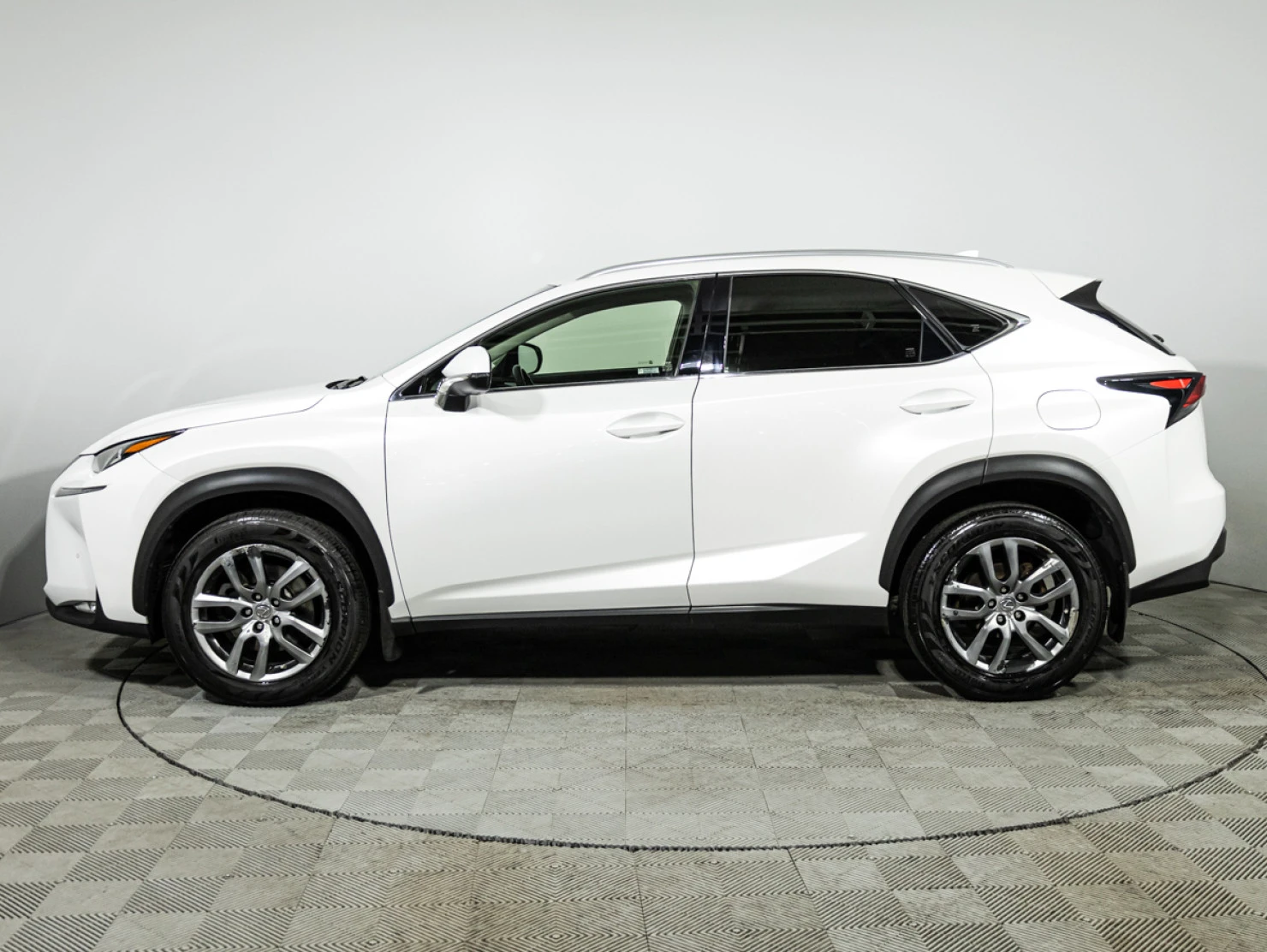 Lexus NX, 2016