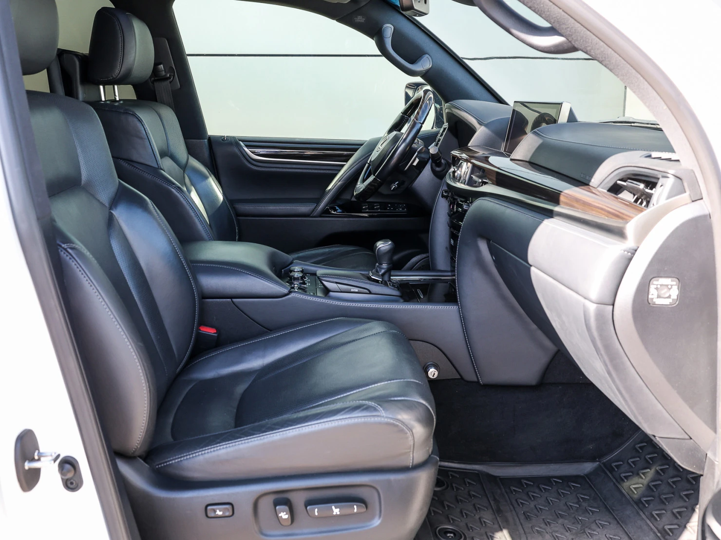 Lexus LX, 2020