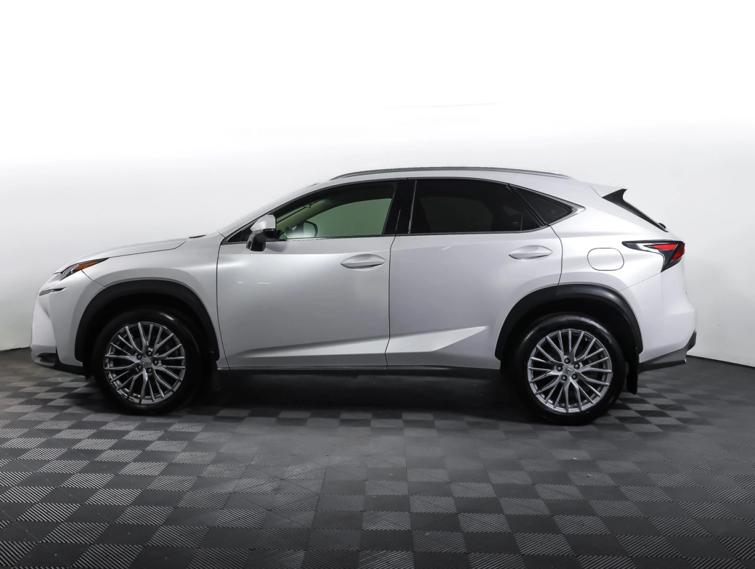 Lexus NX, 2016