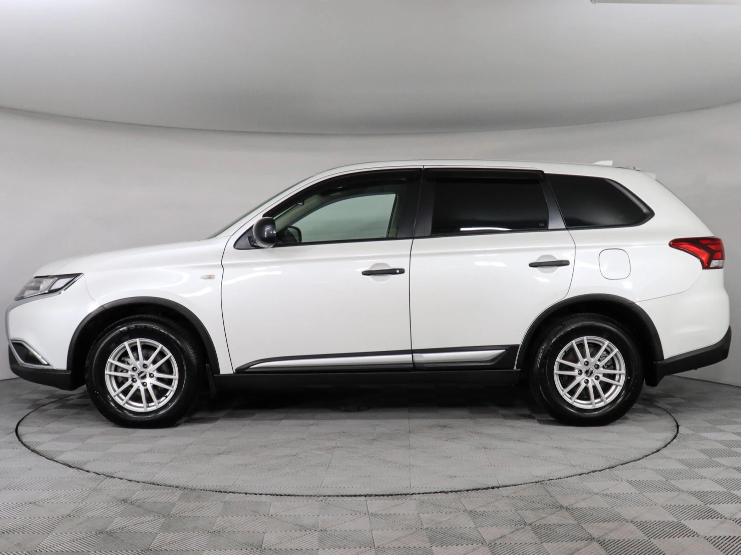 Mitsubishi OUTLANDER, 2020