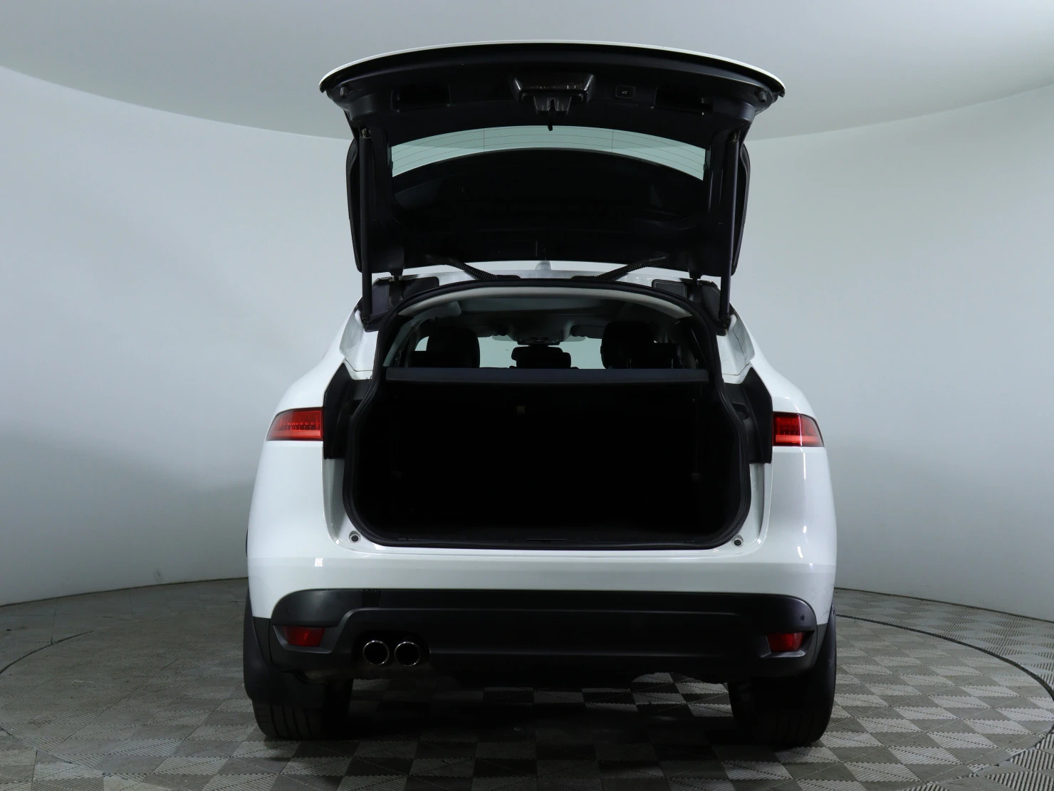 Jaguar F-PACE, 2016