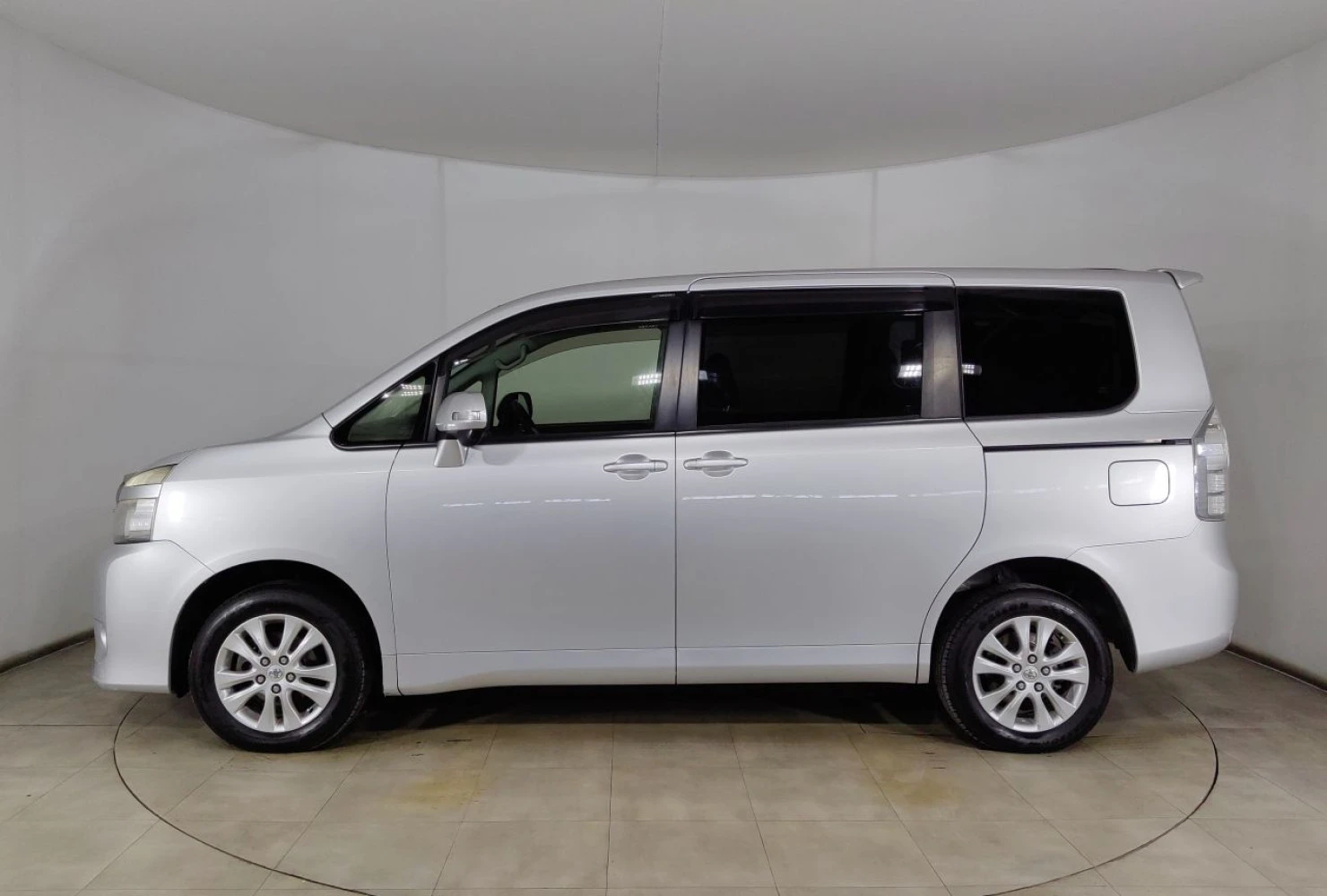 Toyota Voxy, 2012