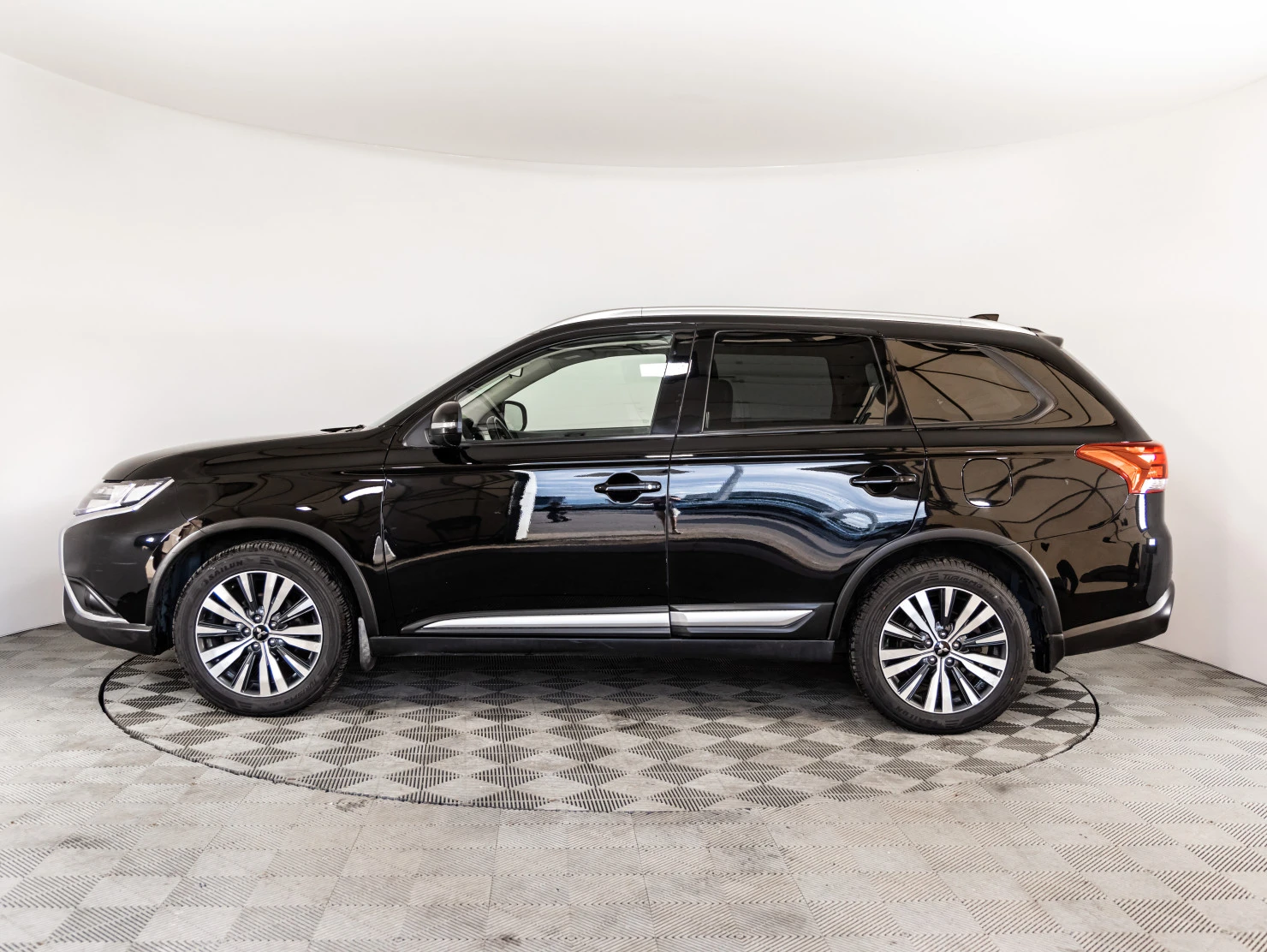 Mitsubishi OUTLANDER, 2020