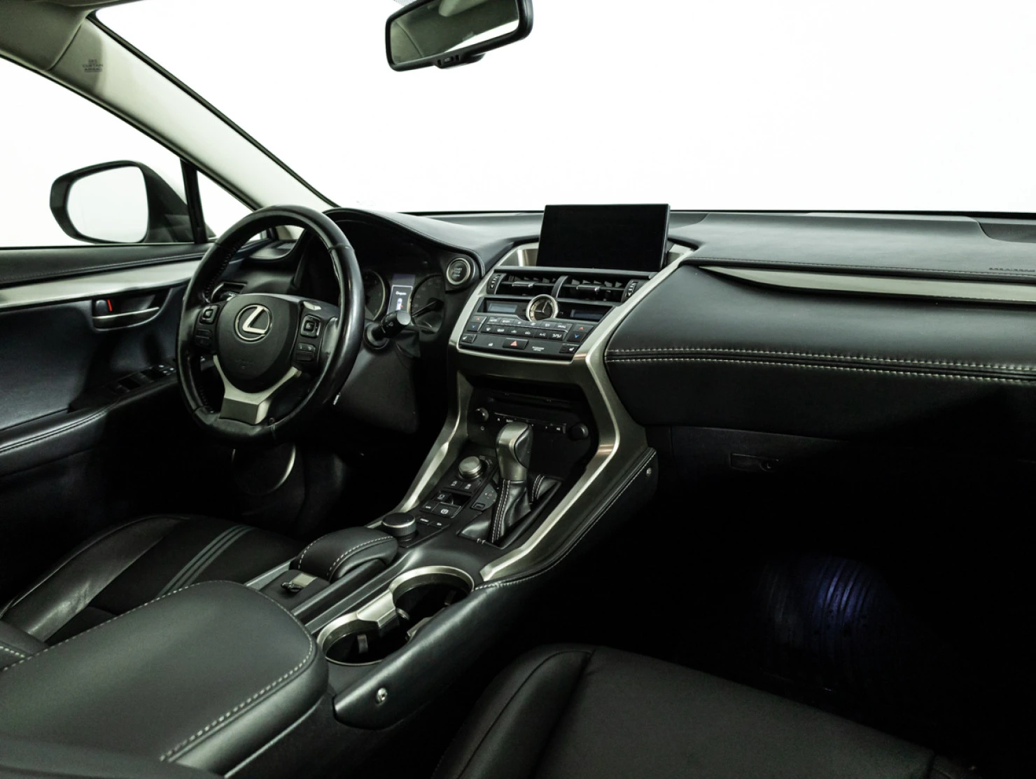 Lexus NX, 2016