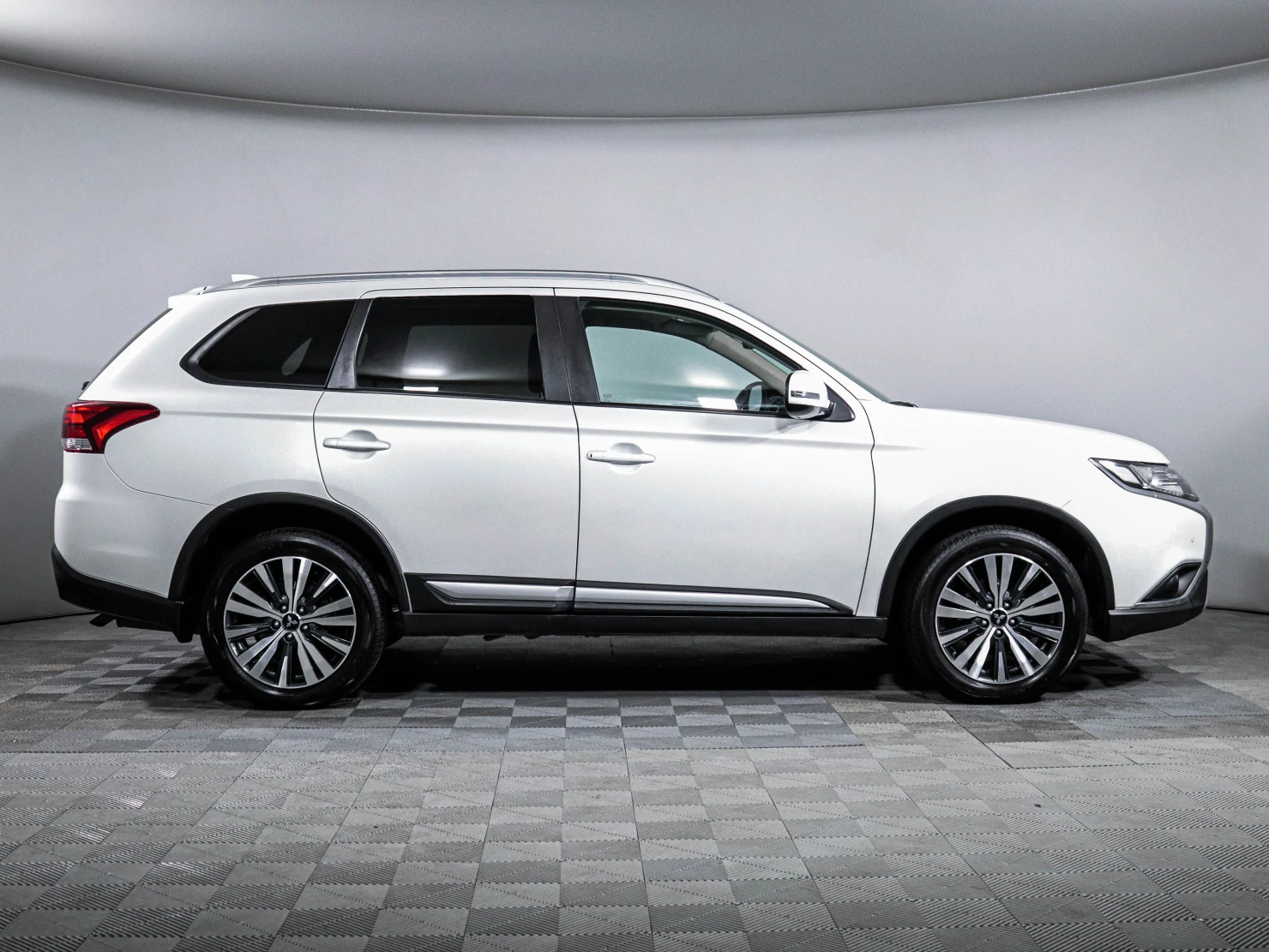 Mitsubishi OUTLANDER, 2020
