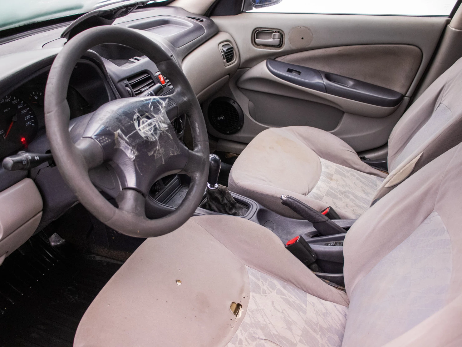 Nissan Almera, 2001