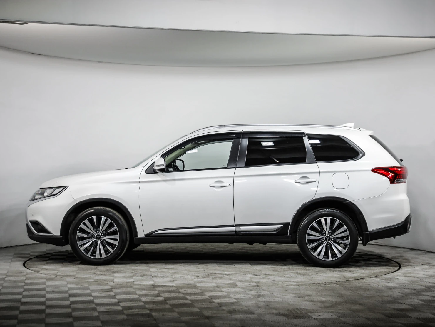 Mitsubishi OUTLANDER, 2020