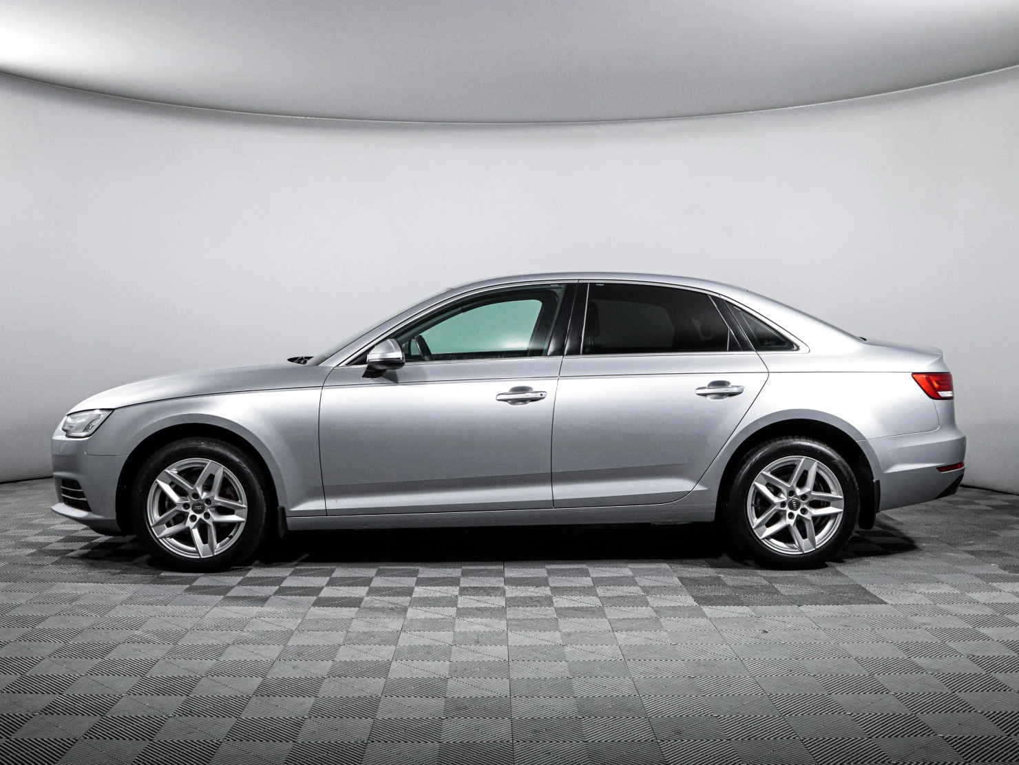 Audi A4, 2015