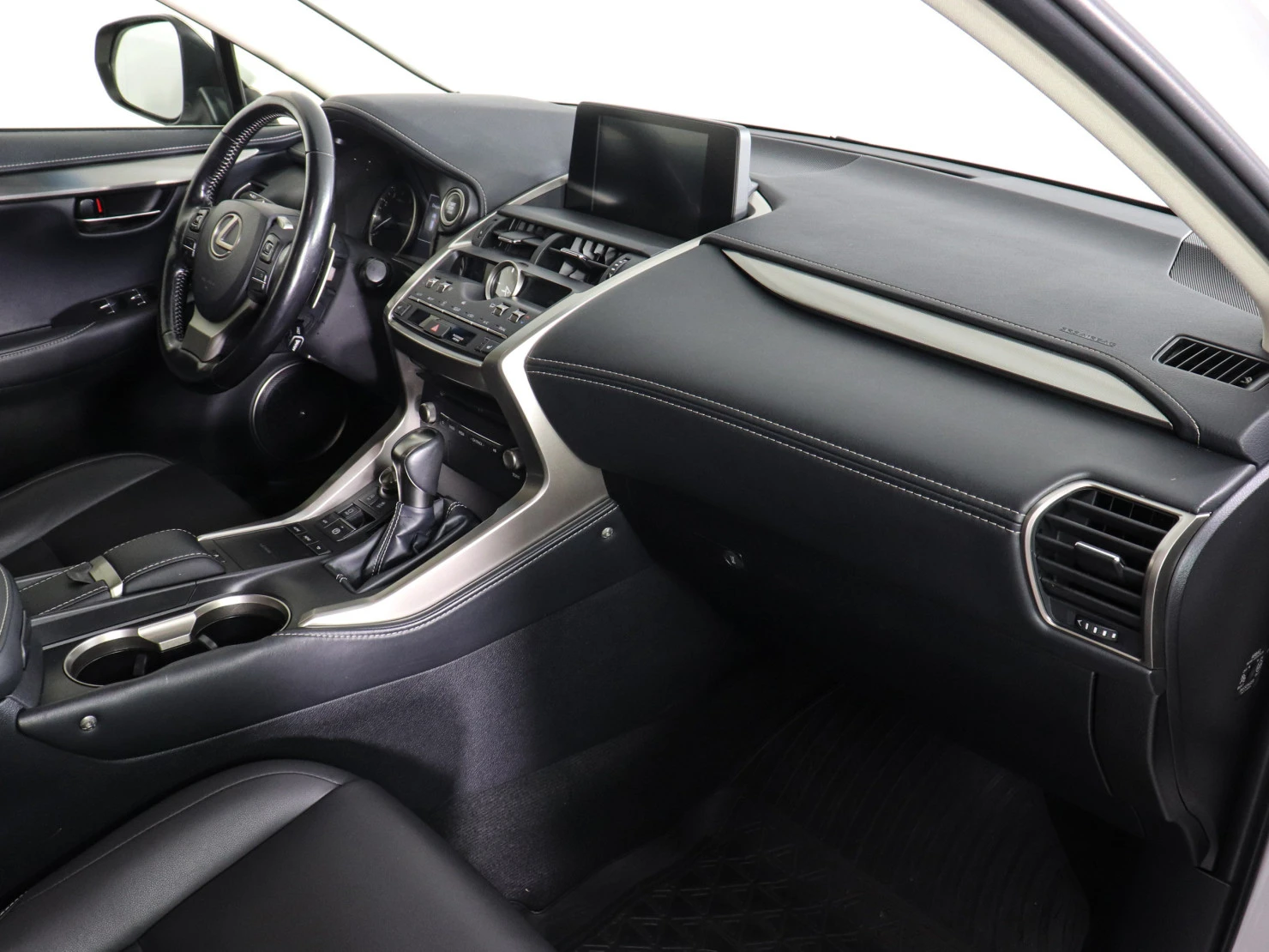 Lexus NX, 2017